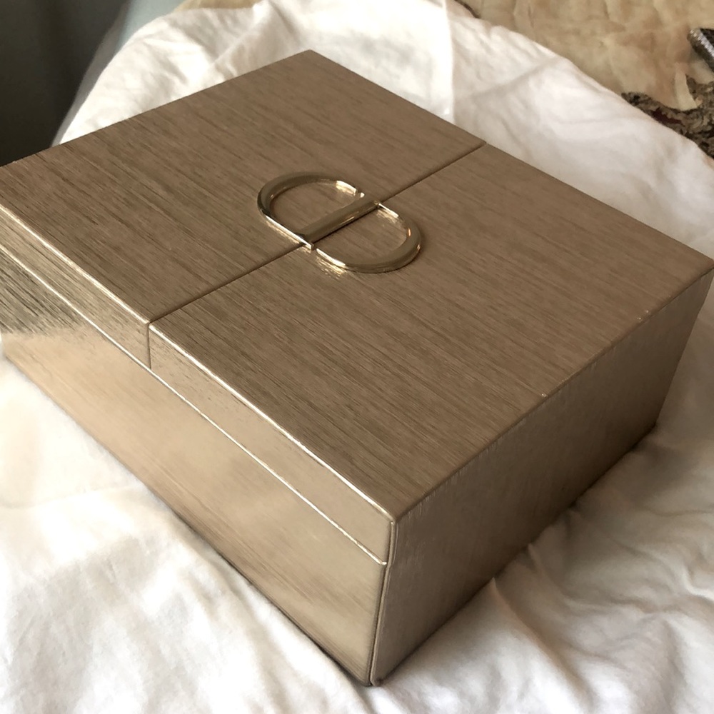 Empty case for Dior prestige set.